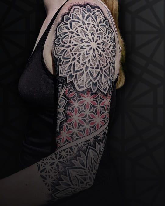 dotwork-mandala-tattoo-halve-sleeve