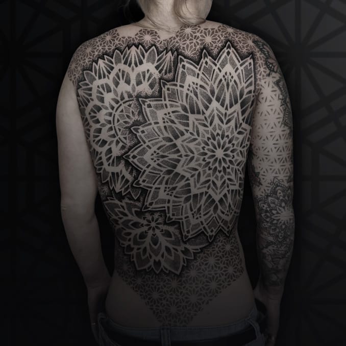 dotwork-mandala-tattoo-met-patronen-rug