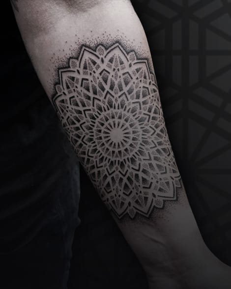 dotwork-mandala-tattoo-onderarm