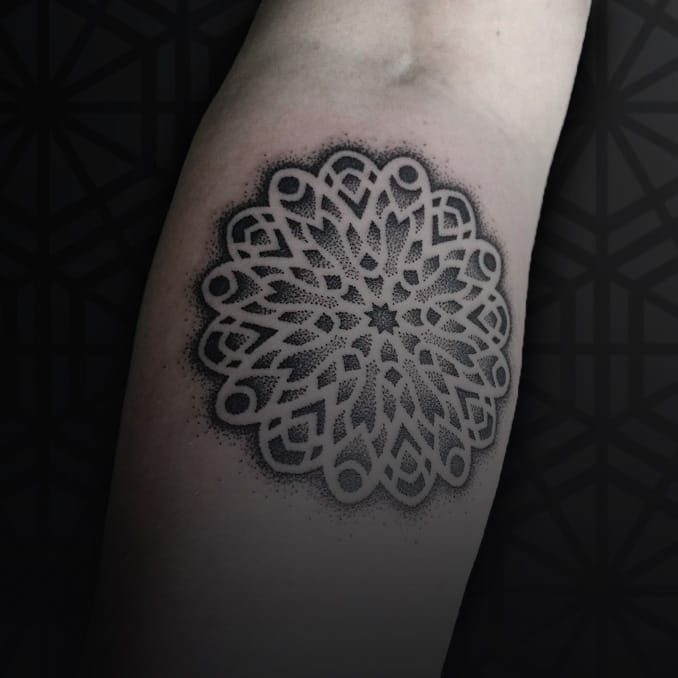dotwork-mandala-tattoo-onderarm