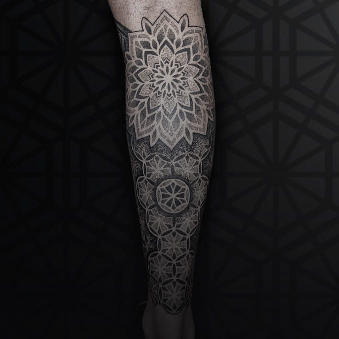dotwork-mandala-tattoo-onderbeen