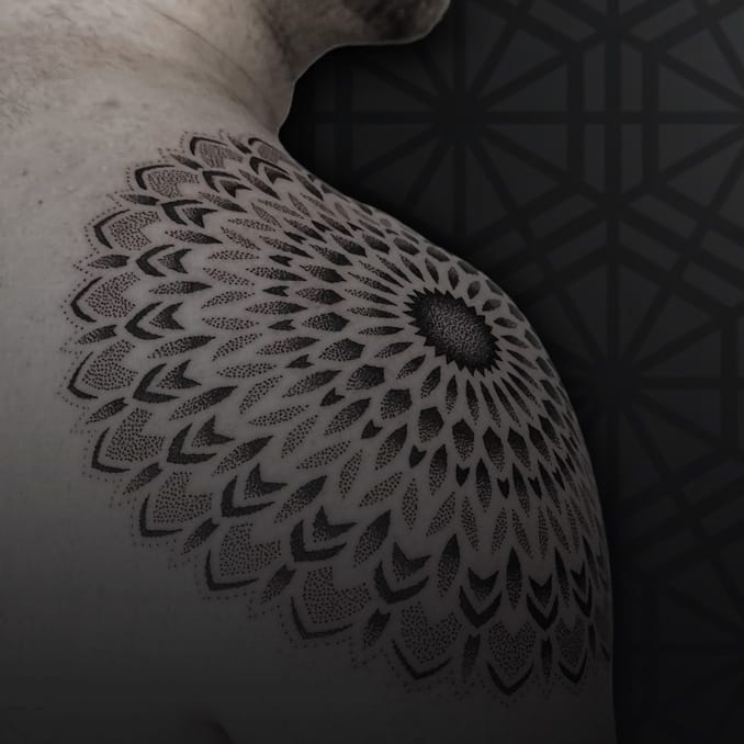 dotwork-mandala-tattoo-schouder