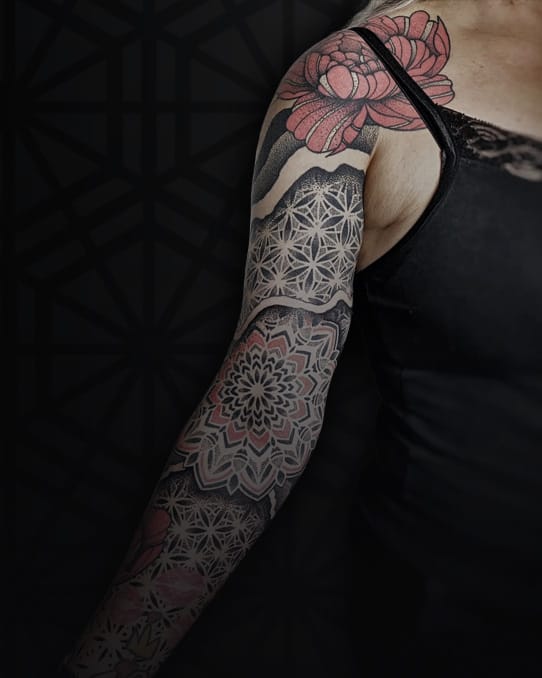 dotwork-mandala-tattoo-sleeve-met-bloemen