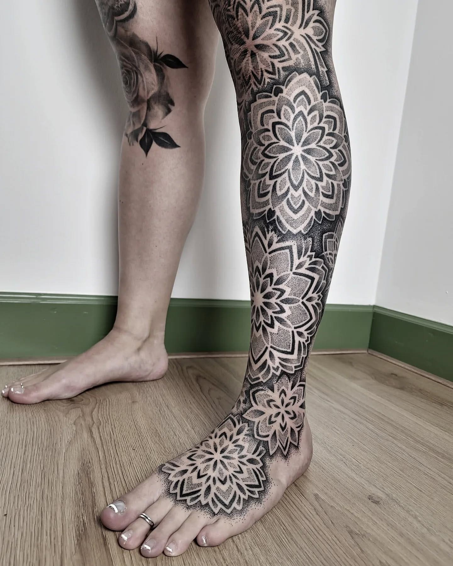Mandala been tattoo vrouw