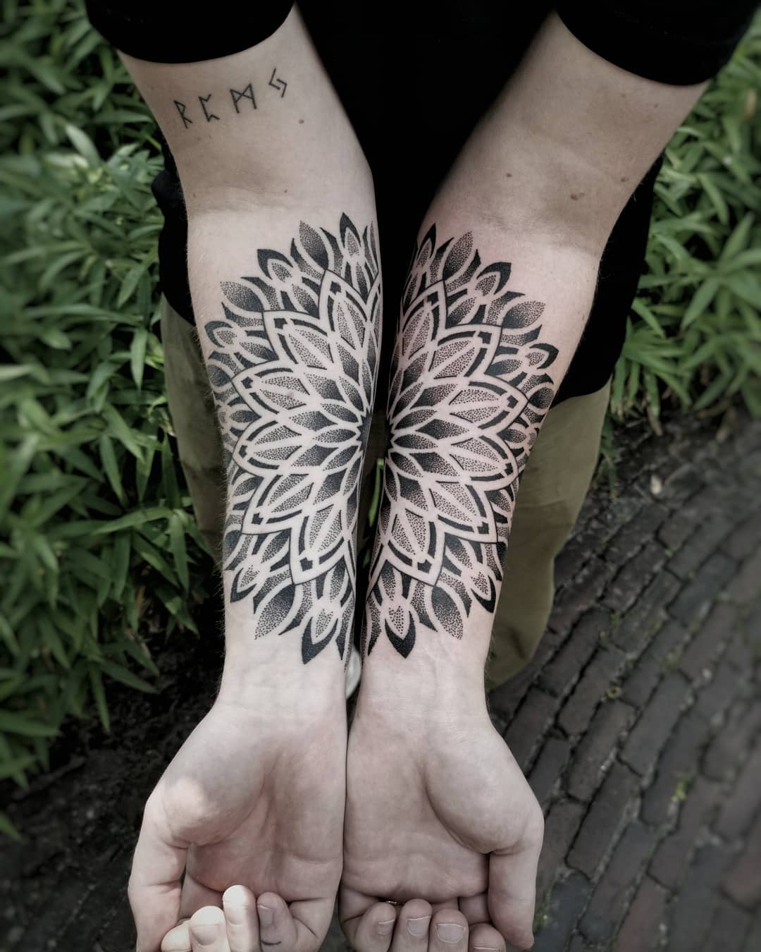 Halve mandala tattoo onderarm
