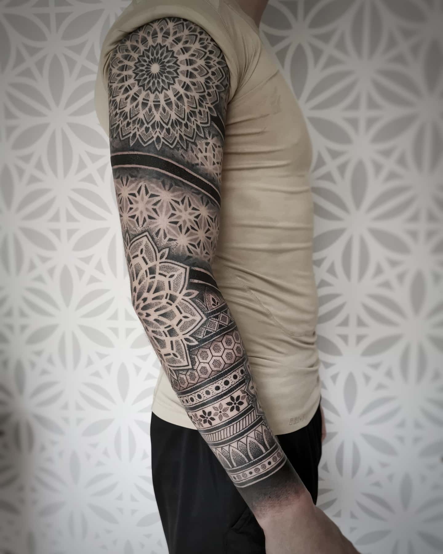 Dotwork sleeve man