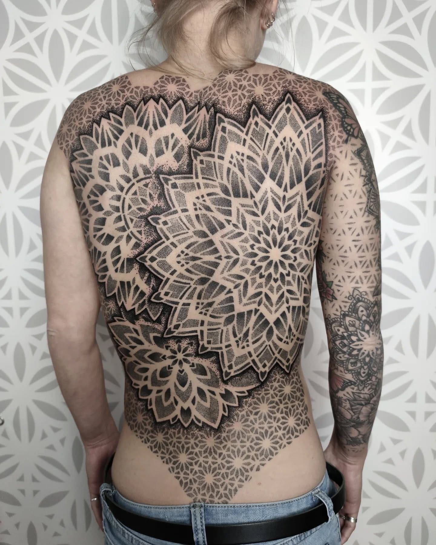 Dotwork rug tattoo vouw