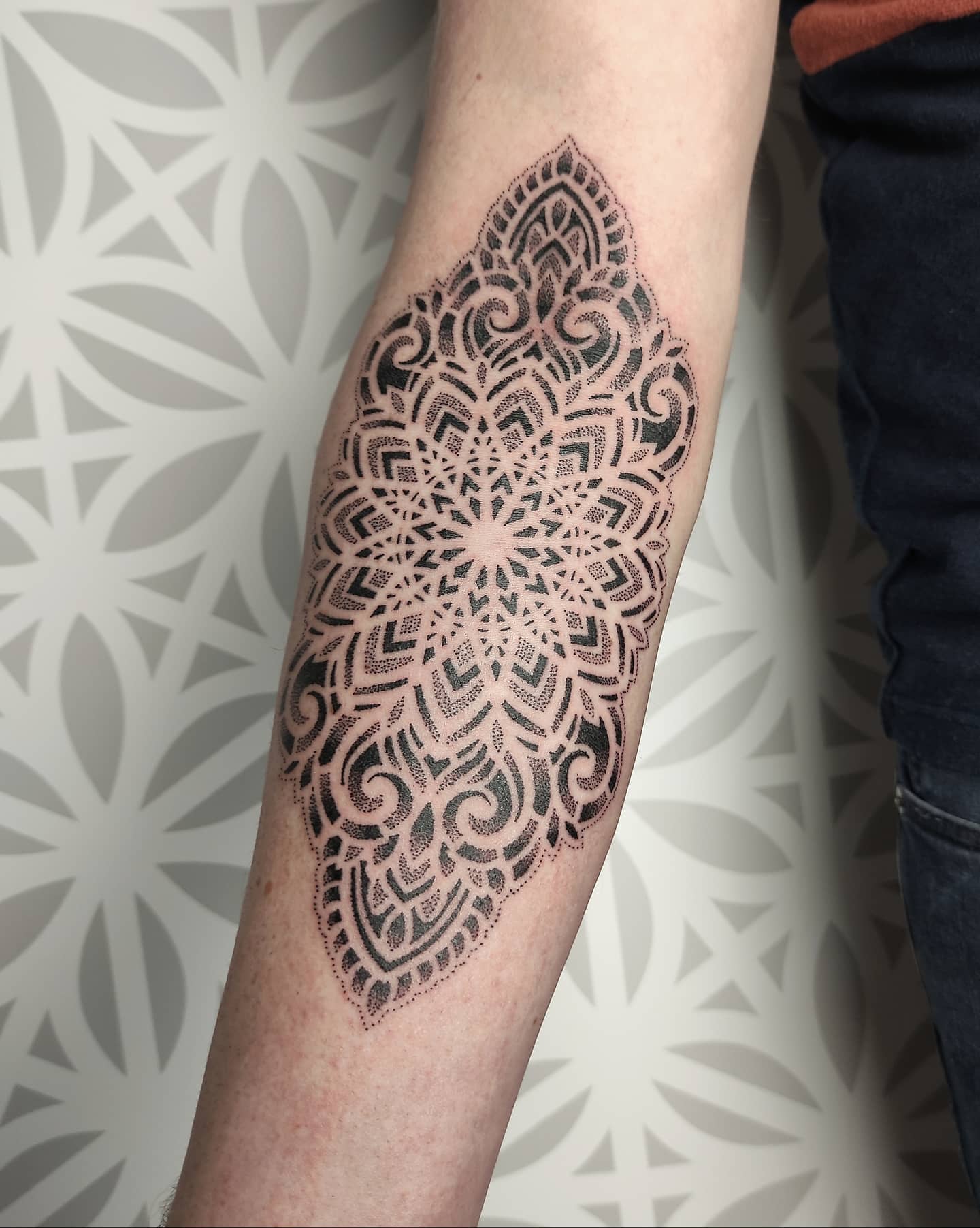 Vrouwelijke dotwork mandala tatoeage