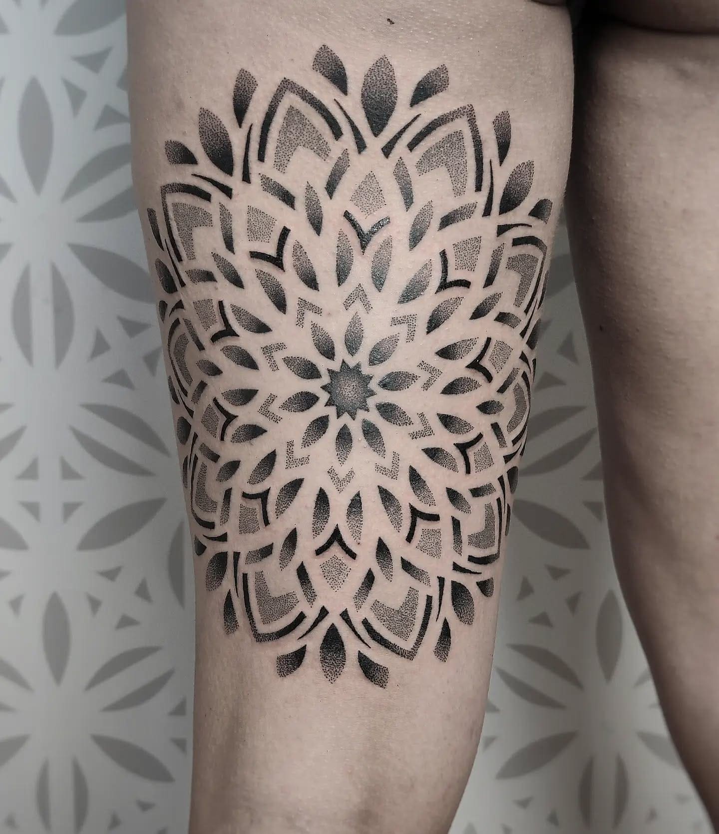 Dotwork mandala bovenbeen