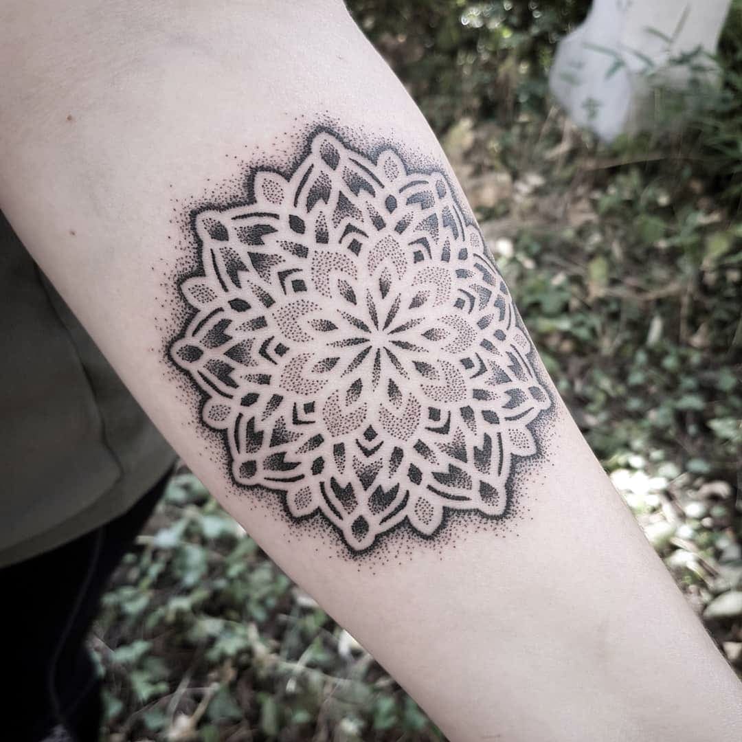 Dotwork mandala binnenarm