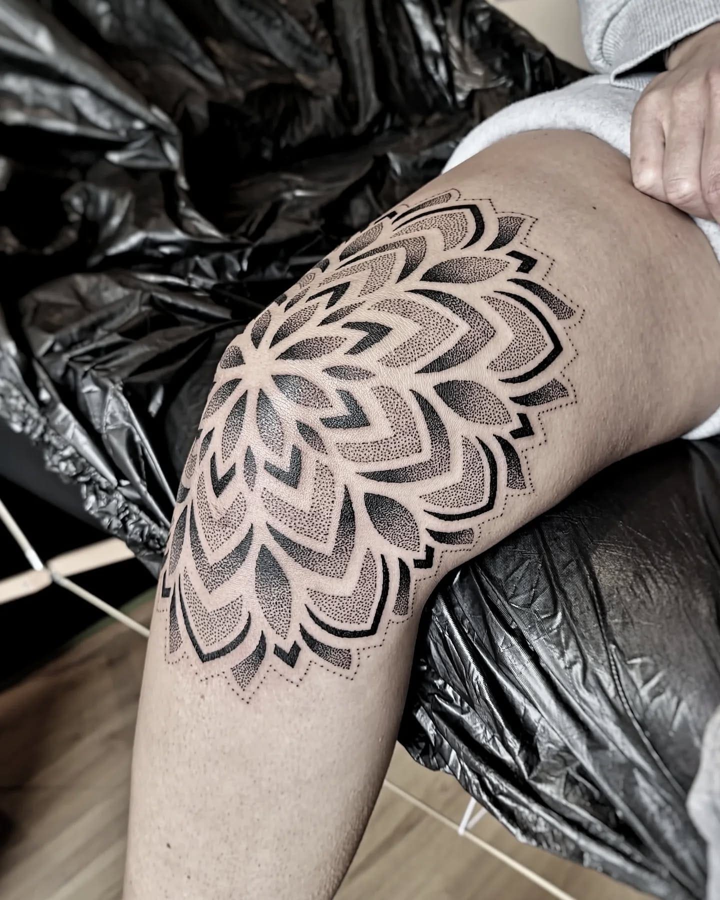 Dotwork mandala knie