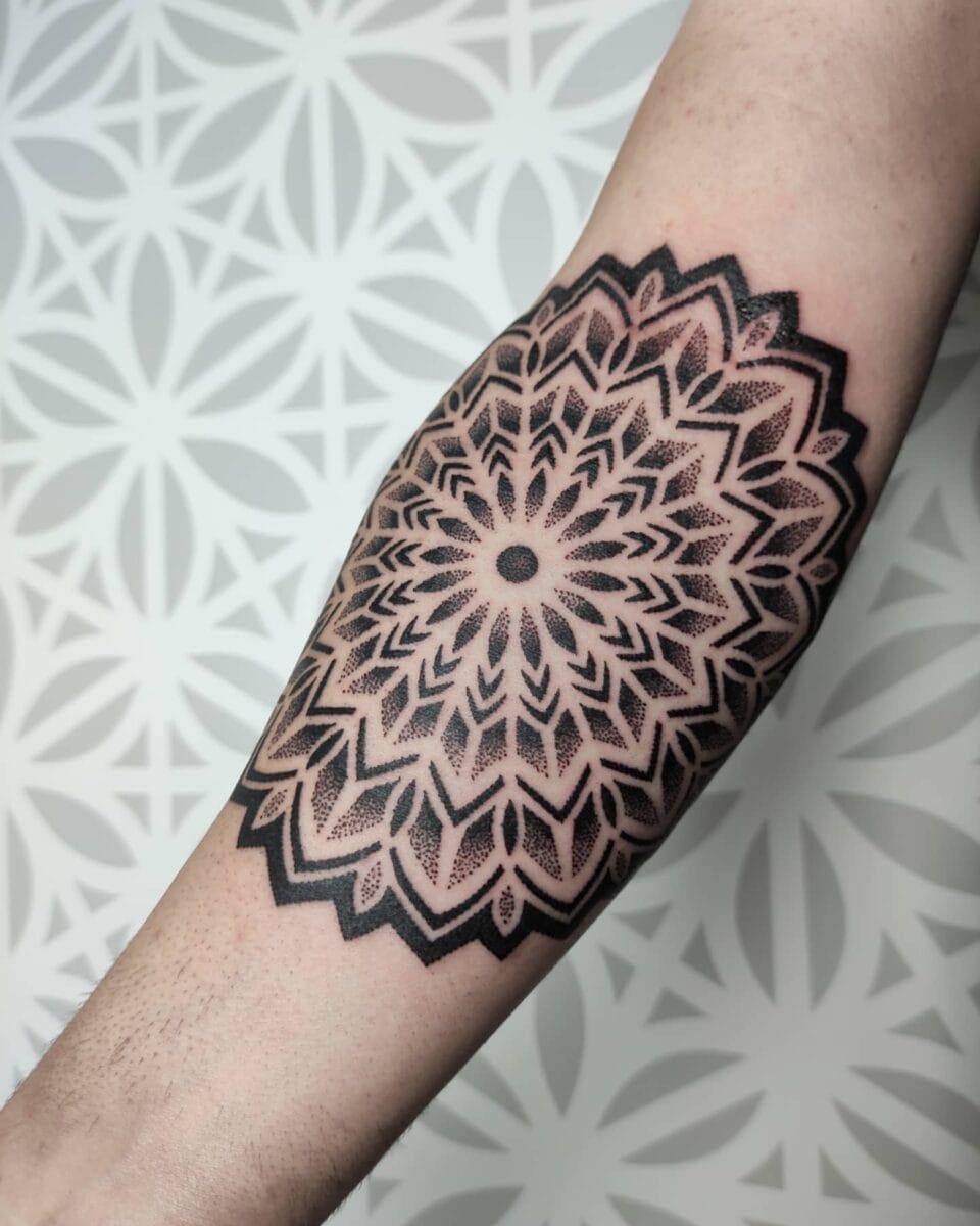 mandala tattoo onderarm