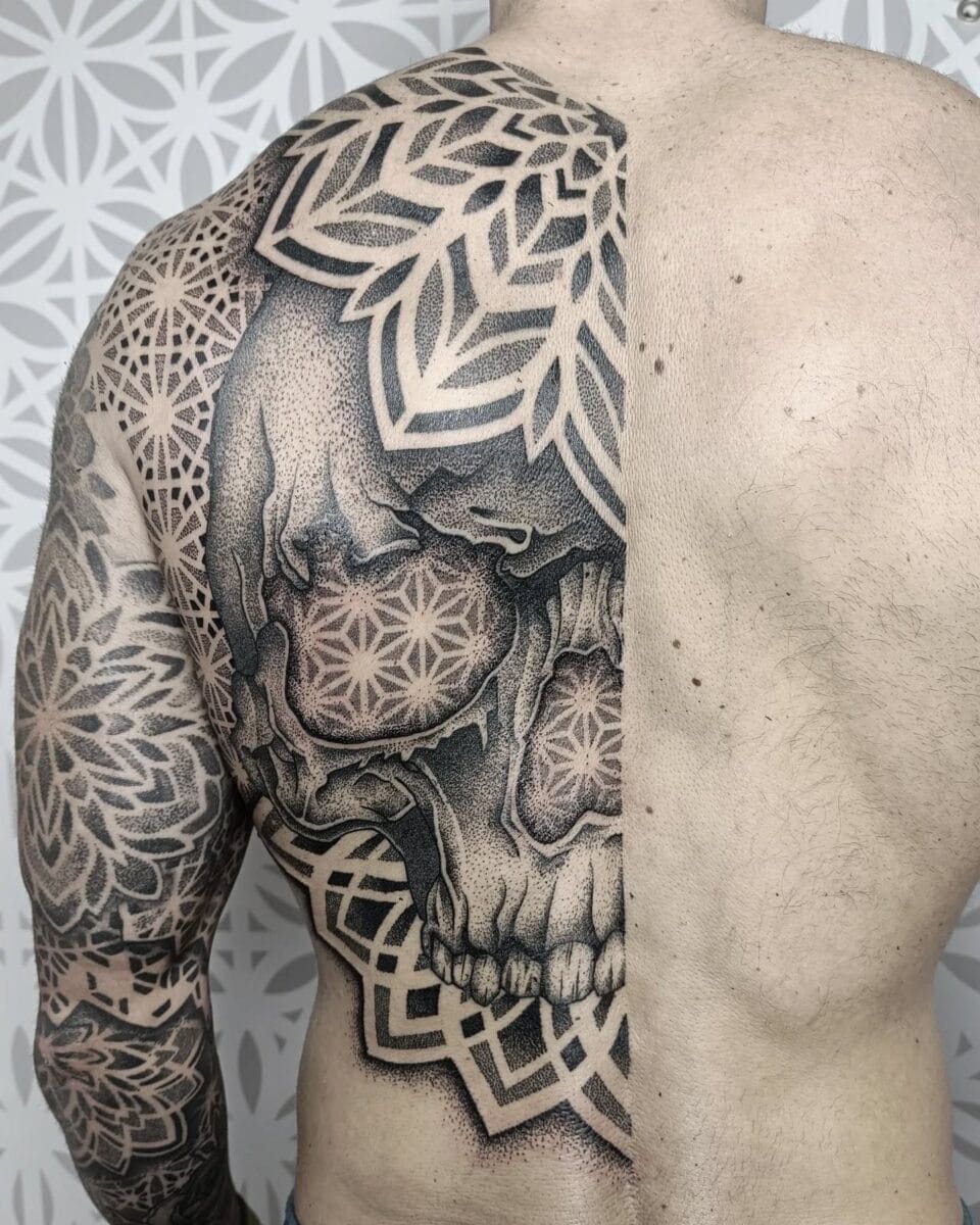 dotwork rug tattoo met schedel