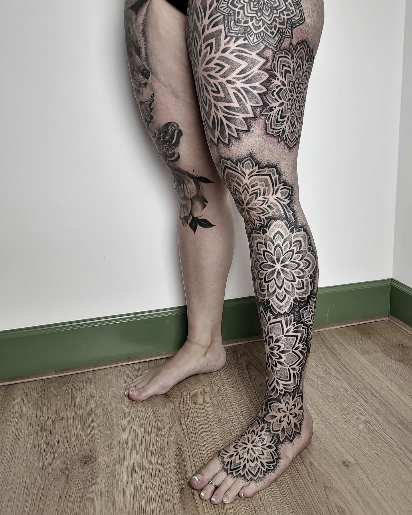 Mandala been tattoo vrouw