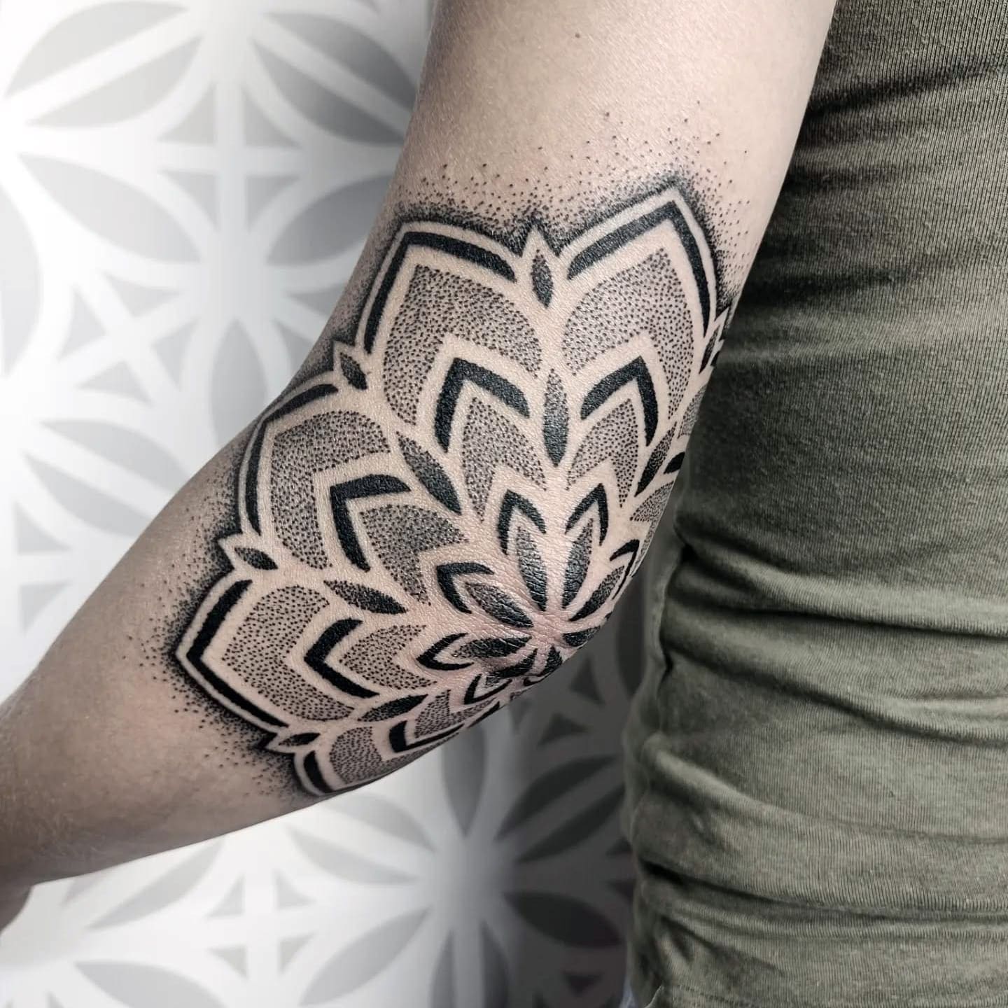 Mandala dotwork tattoo elleboog