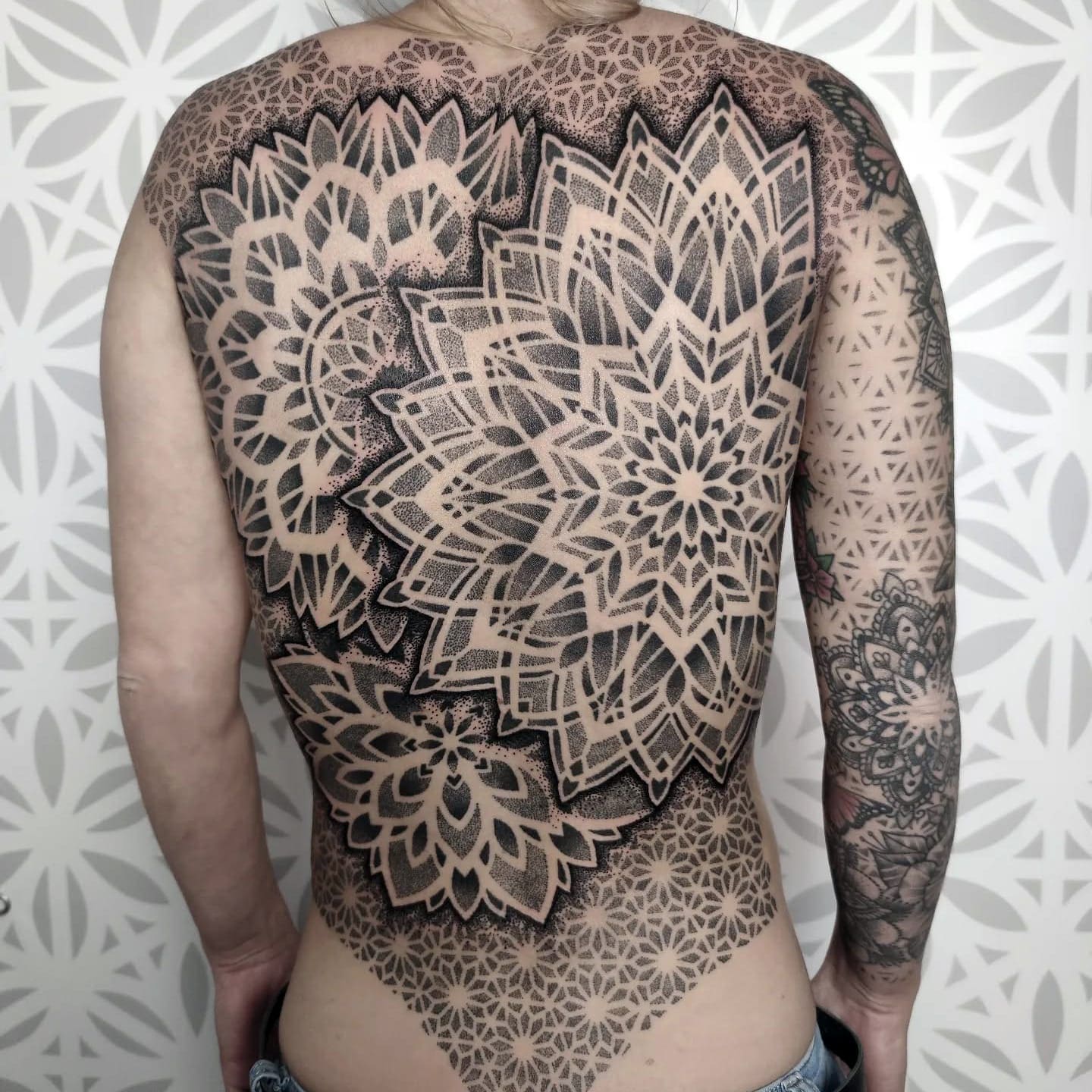 Mandala rug tattoo vrouw