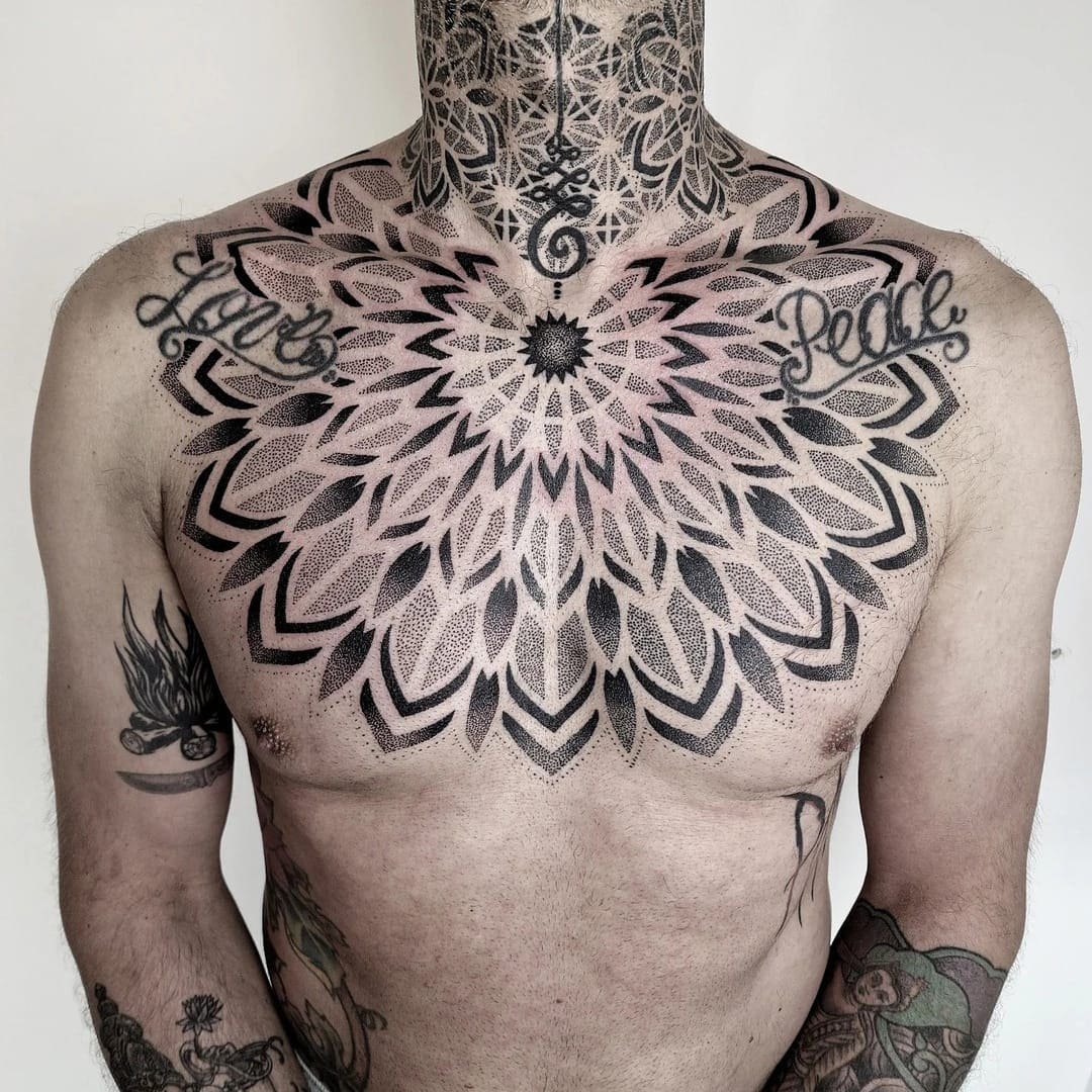 Mandala tattoo borst