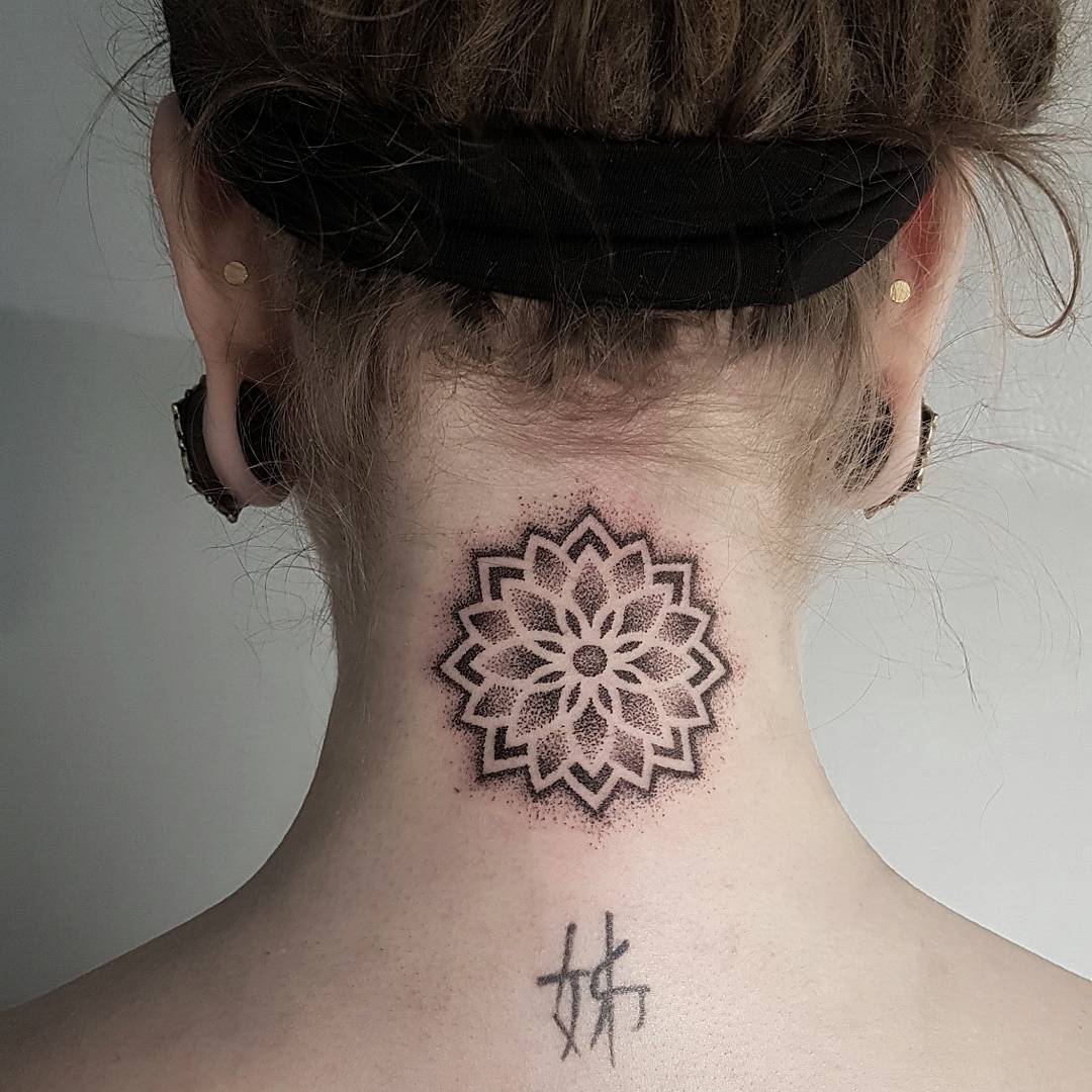 Mini mandala tattoo nek