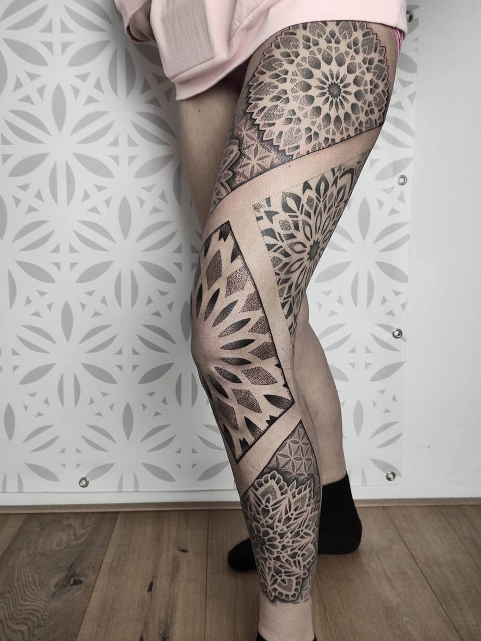 Sierlijke dotwork been sleeve